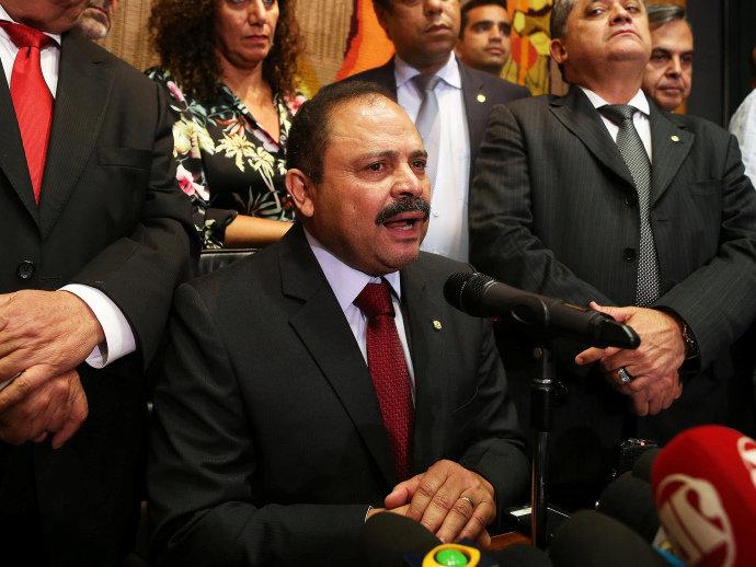 PMDB prepara ação para afastar Maranhão da presidência interina da Câmara