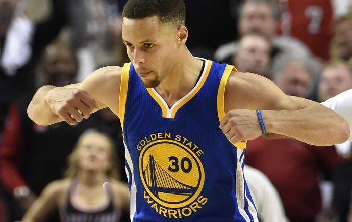 Curry brilha contra o Portland e avisa: 'Estou de volta'