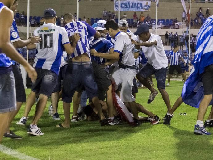 Torcedores agredidos na final do Alagoano recebem alta; 6 são presos