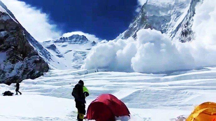 Alpinistas se aproximam do Everest pela primeira vez em mais de dois anos