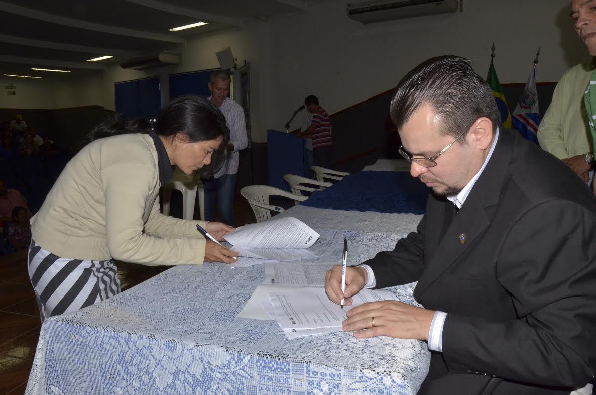 Prefeito assina contrato para construção de 88 casas populares em jardim