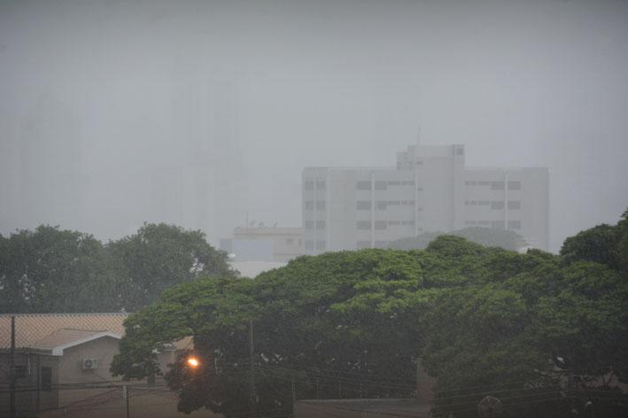 Temporal logo cedo atrasa voo e derruba árvores na Capital