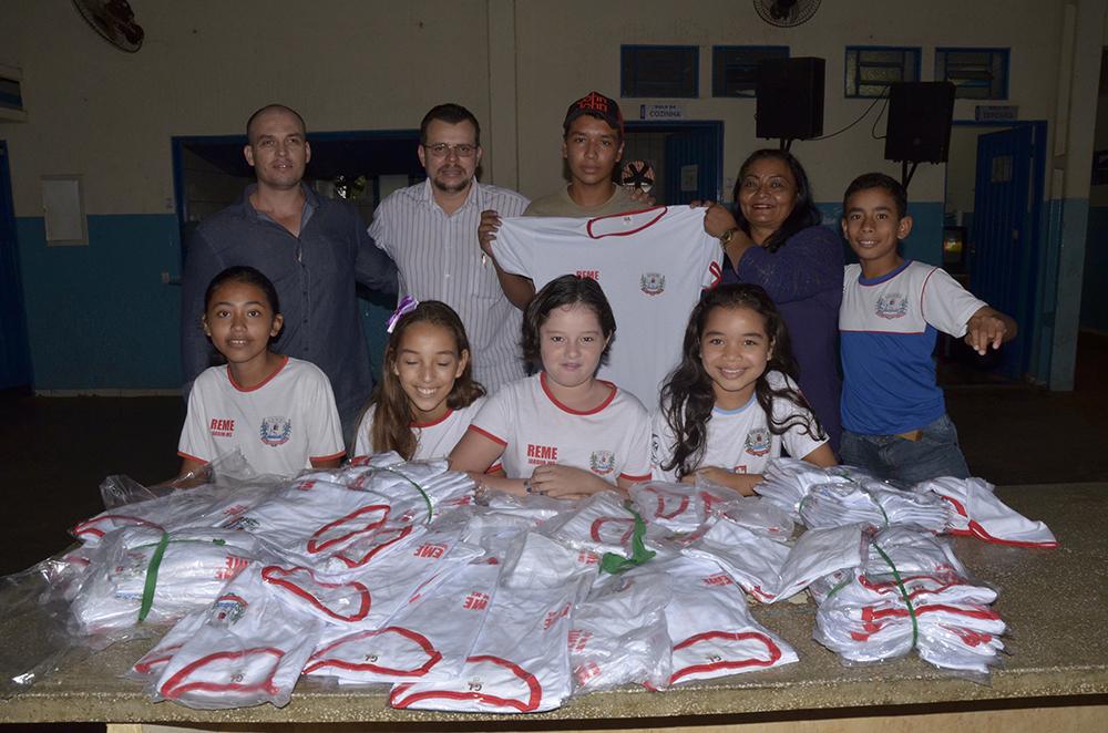 Prefeito realiza entrega de uniformes da Rede Municipal em Jardim