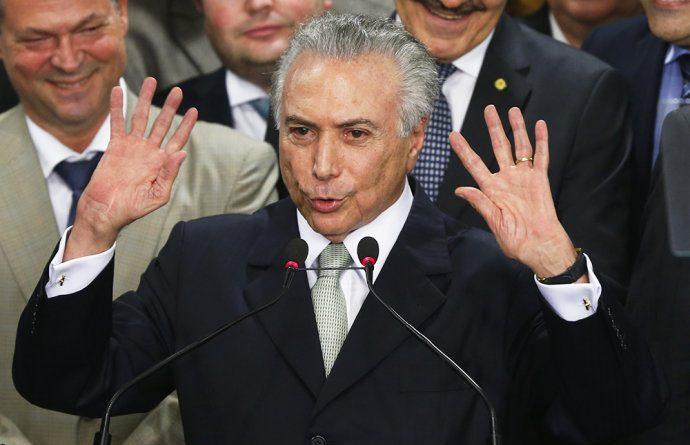 Temer assume e fala em governo de 'salvação nacional'