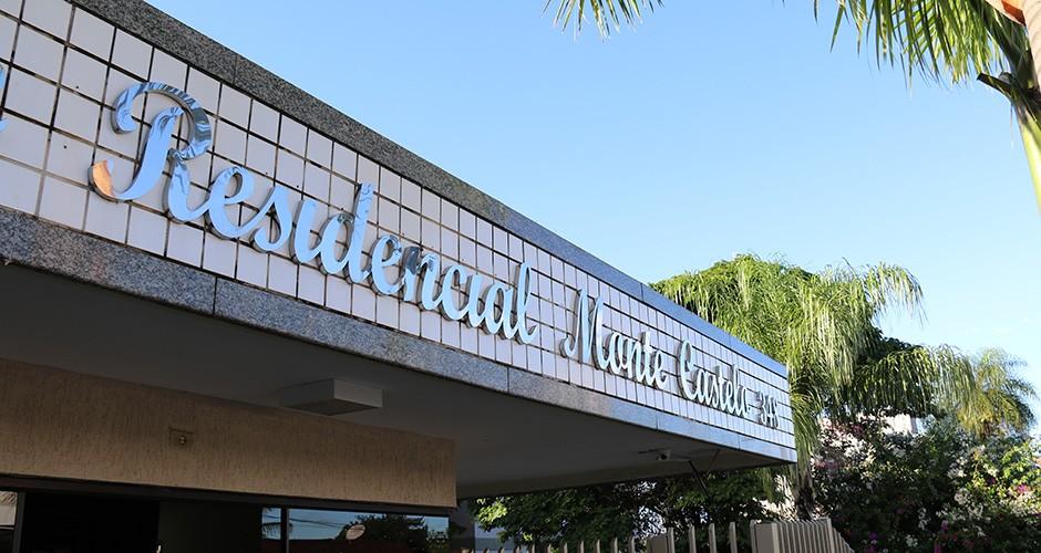 Recém-nascida é abandonada em prédio