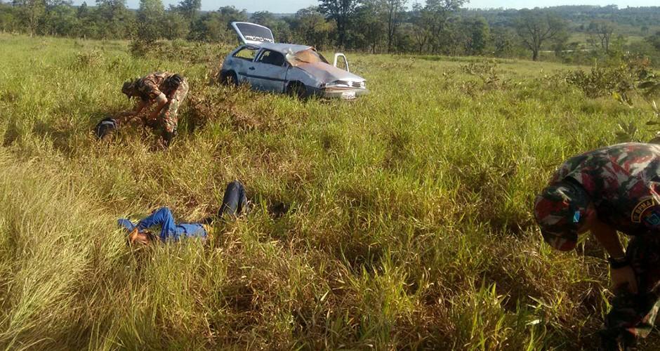Em fuga, carro capota e arremessa dupla armada