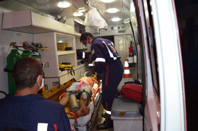 Jovem sofre tentativa de homicídio quando voltava para casa com a esposa