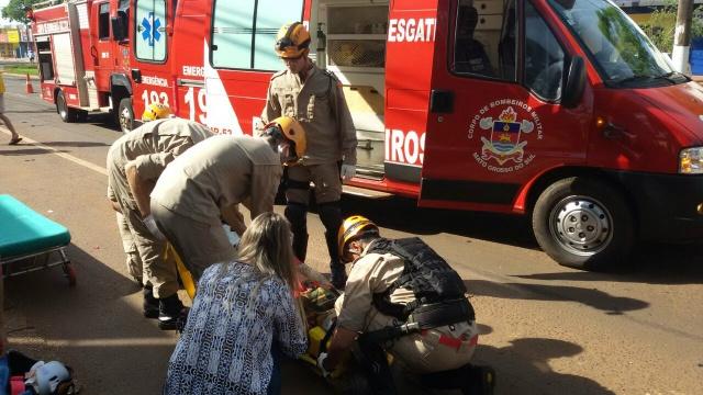 Mulher se envolve acidente de trânsito e tem moto arrastada por veículo