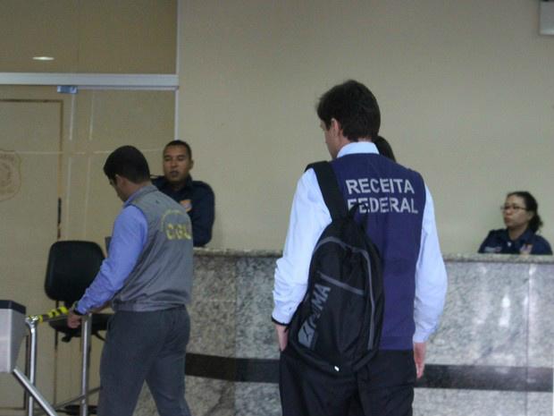 Policiais e técnicos analisam material apreendido da Lama Asfáltica