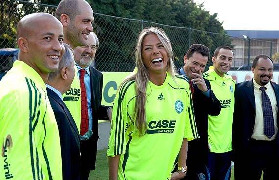 Adriana Galisteu promete striptease na TV se Palmeiras for campeão brasileiro