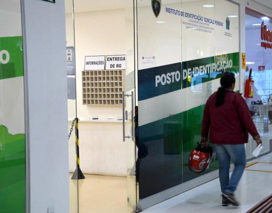 Suspensa, emissão de RG deixa 20 mil à espera de documento