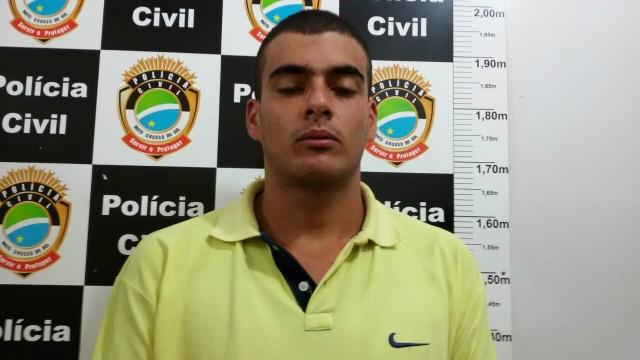 Jovem é preso acusado de furtar seis barras de chocolate de supermercado