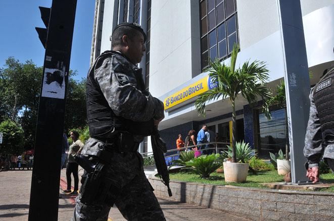 Engravatados que invadiram agência levaram quase R$ 1 milhão