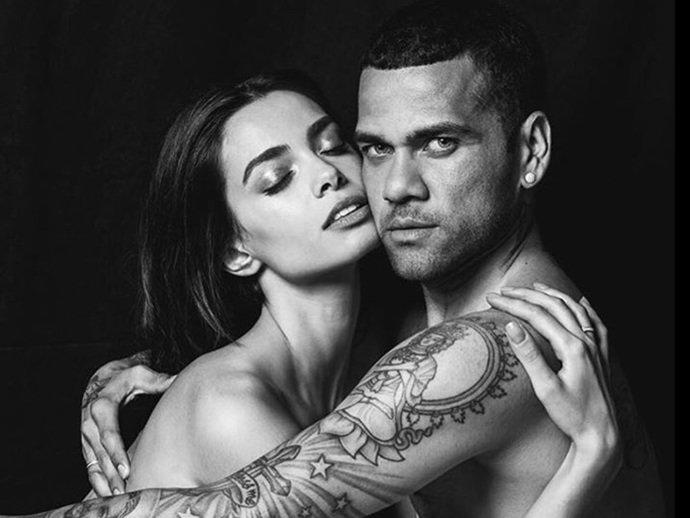 Daniel Alves publica foto nu com a namorada