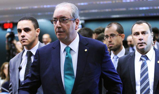 Cunha vai ao Conselho de Ética e nega mais uma vez ter contas no exterior
