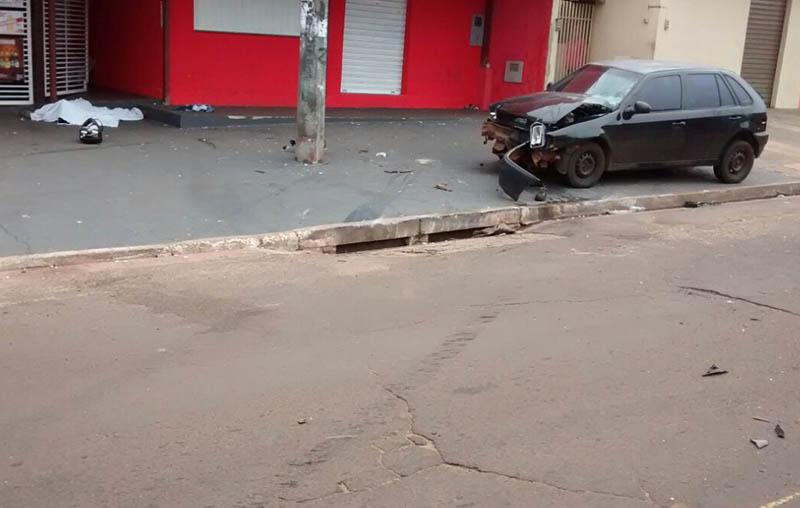 Jovem morre após ser arremessado de moto