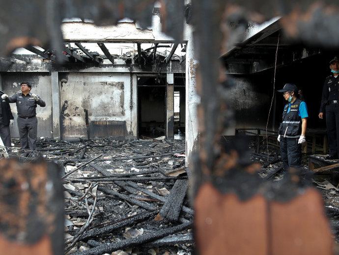 Incêndio em dormitório de escola mata 17 meninas na Tailândia