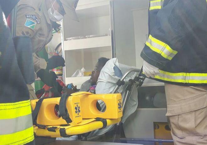 Cliente de banco é agredida por moradora de rua e bombeiros fazem resgate