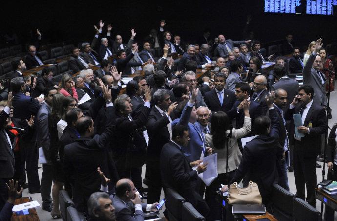 PT obstrui votação e Câmara demora 6 horas para aprovar MP