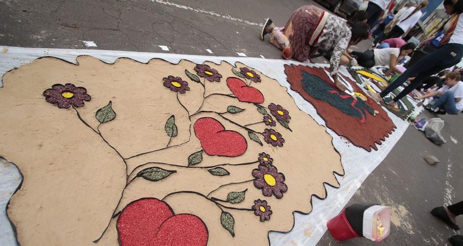 Tapete de Corpus Christi é tradição que une fiéis