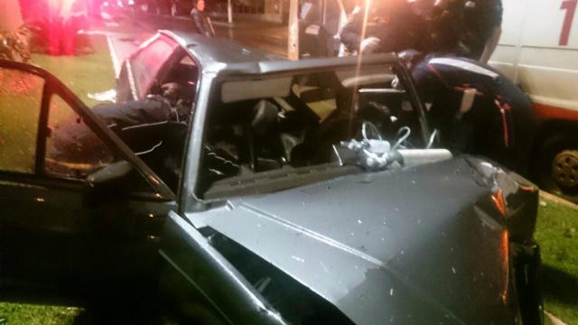 Duas pessoas ficam feridas após veículo bater em árvore em Dourados