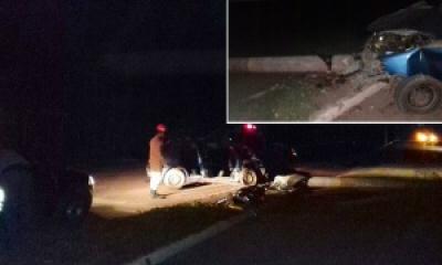 Motorista bate veículo em poste de energia e mata passageiro