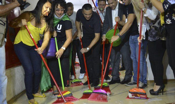 Sindicato protesta e pede demissão imediata de ministro da Transparência