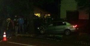 Colisão de veículo contra árvore mata dois irmãos e uma mulher em Itaquiraí