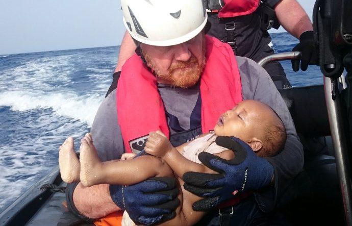 Foto de bebê morto simboliza semana trágica no Mediterrâneo