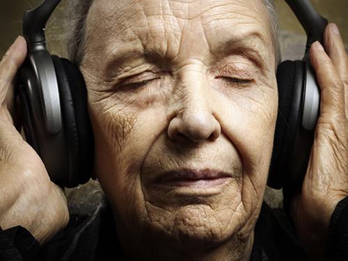 Ouvir música antes da cirurgia reduz necessidade de sedação