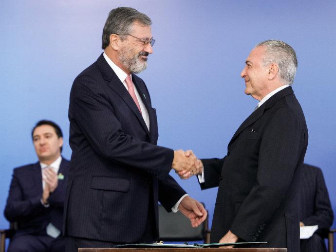 Torquato Jardim chora ao lembrar de ditadura em posse no governo Temer