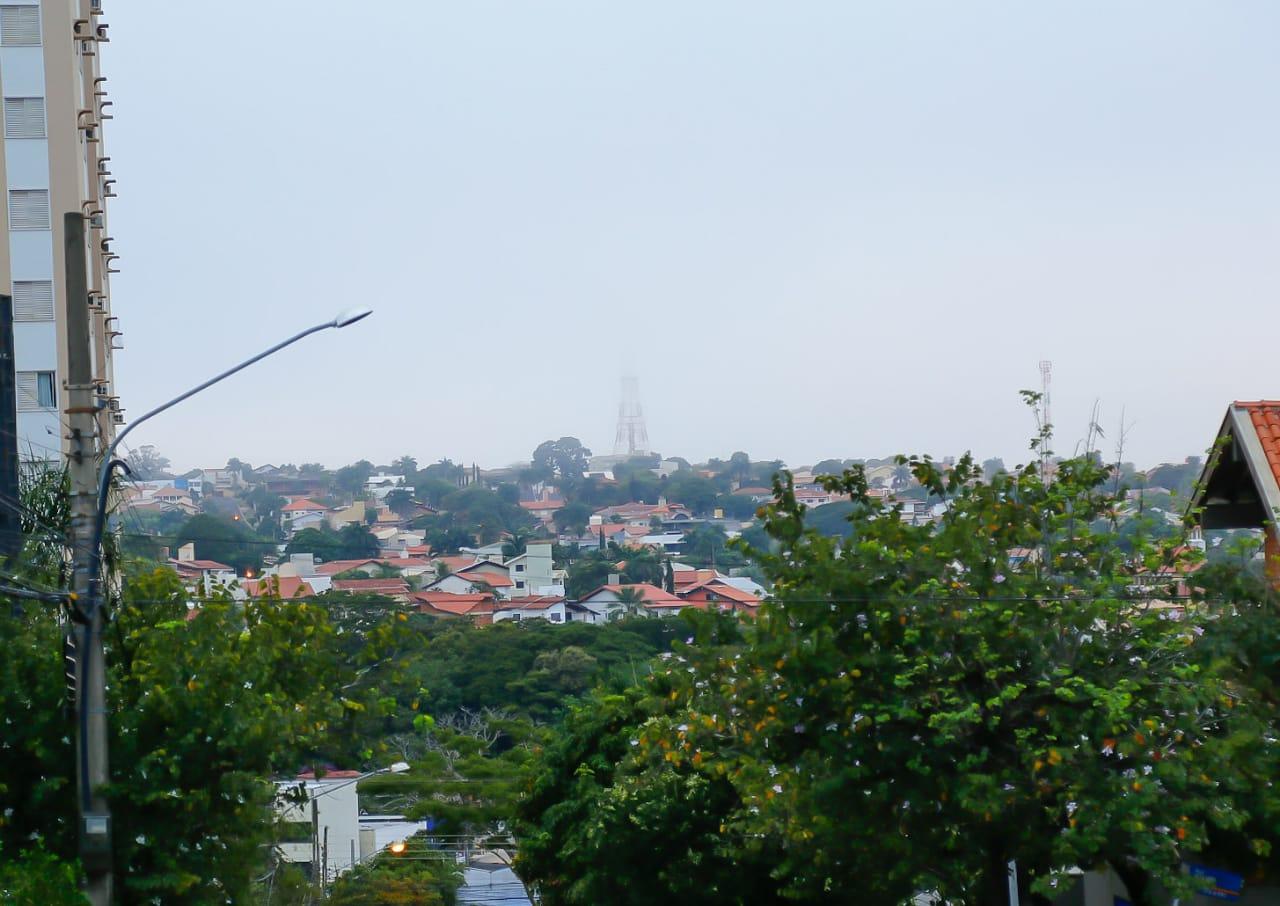 Sol aparece entre nuvens e previsão é de chuvas isoladas