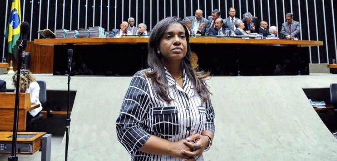 Deputada terá voto decisivo na cassação de Cunha