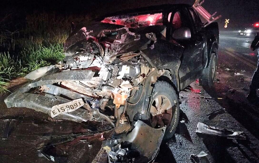 Trio sofre grave acidente depois de roubar caminhonete em Água Clara