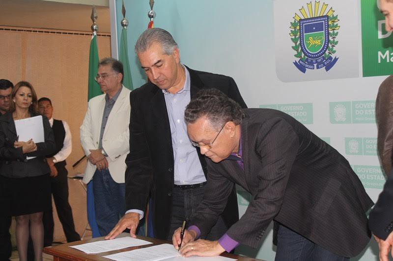 Prefeito Gerson Garcia assina emenda que atenderá a família Cardoso em Nioaque