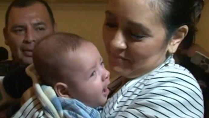 Após um ano com o bebê errado, família recupera filho trocado na maternidade em El Salvador