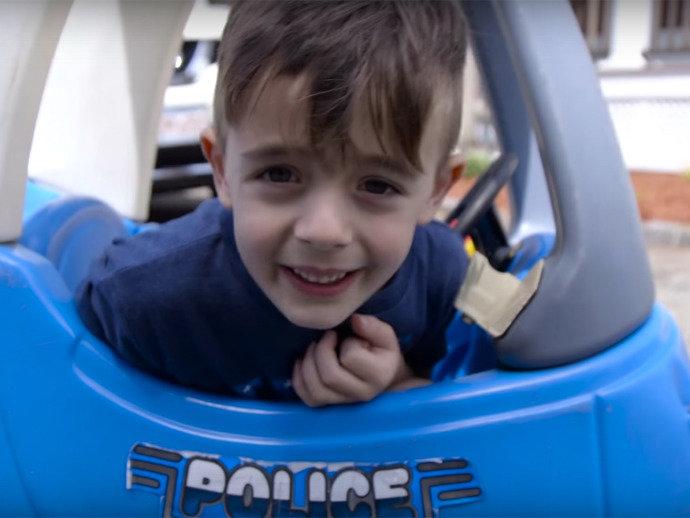 Menino de 6 anos liga para a polícia: 'Meu pai passou no sinal vermelho!'