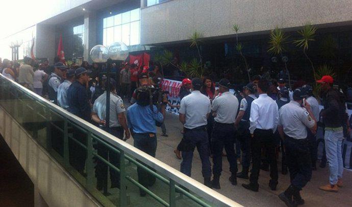 Manifestantes pró-Dilma invadem Ministério das Cidades