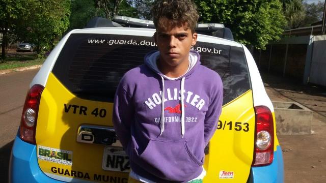 Jovem é detido por populares após furtar celular em escritório de contabilidade