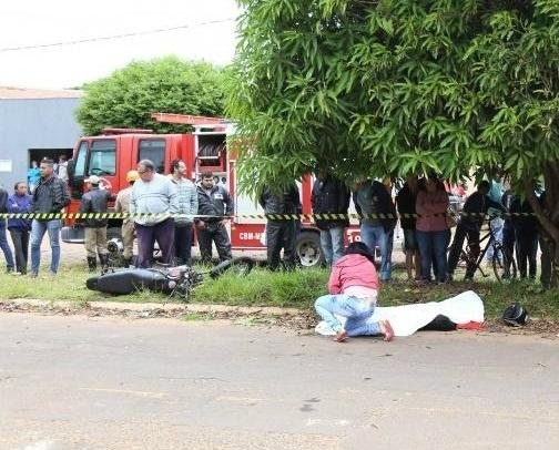 Açougueiro perde controle e morre ao bater moto em árvore