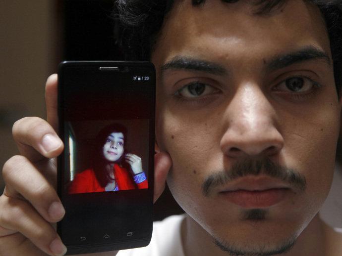 Mãe queima filha viva por se casar sem permissão no Paquistão