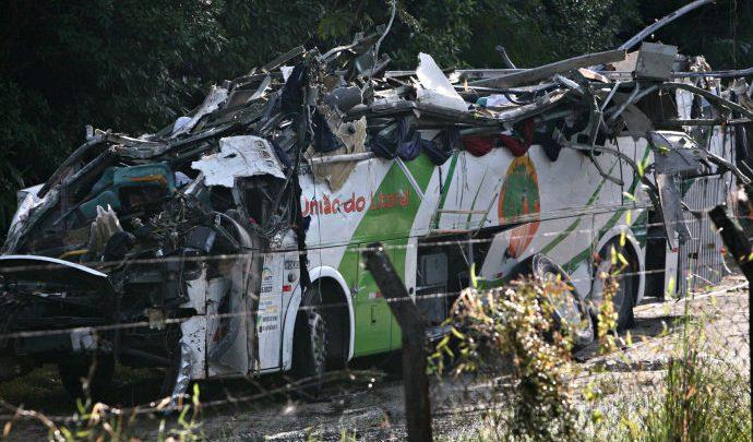 Alckmin envia força-tarefa para identificar vítimas de acidente de ônibus