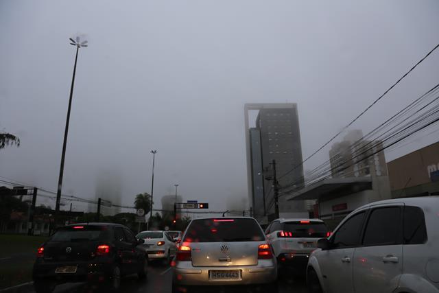 Sexta começa com céu parcialmente nublada e previsão é de calor