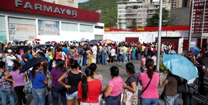 Escassez força venezuelanos a procurarem comida no lixo