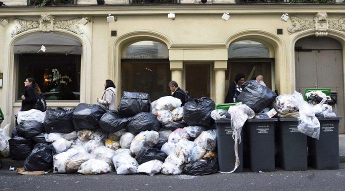 Paris recorre a lixeiros privados para enfrentar greve durante Euro 2016