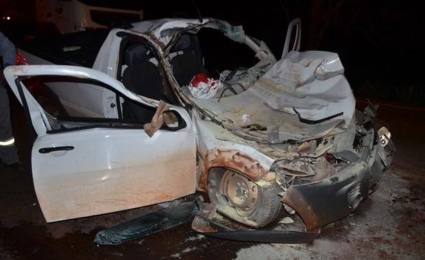 Colisão entre carro e pá-carregadeira deixa um morto e outro ferido