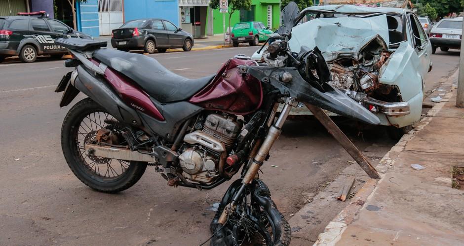 Motociclista morre enquanto fugia da polícia