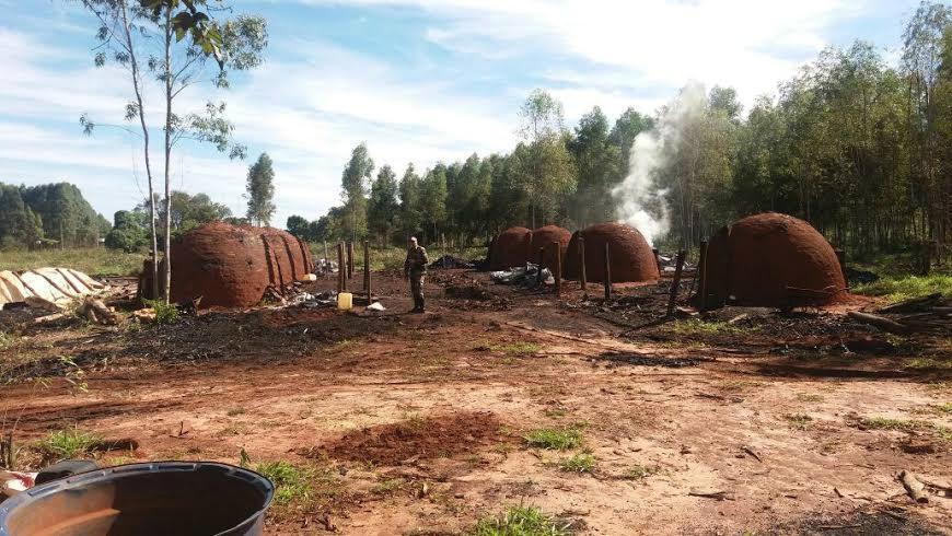 Polícia fecha carvoaria ilegal e autua proprietário em R$ 4 mil