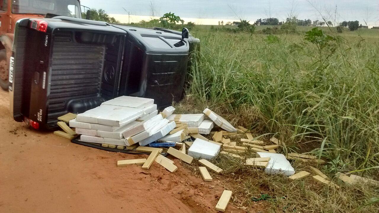 Casal é preso e 1,6 tonelada de droga em carro capotado