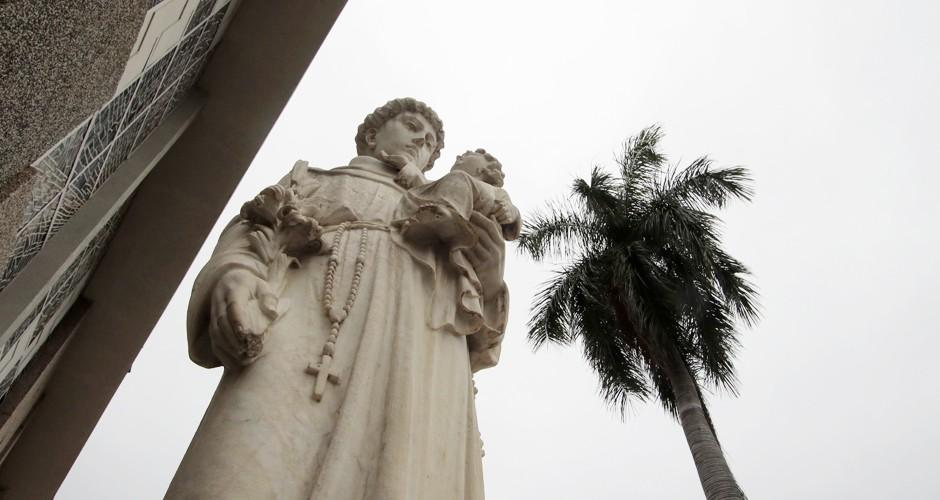 Missa, bolo e procissão no dia de Santo Antônio